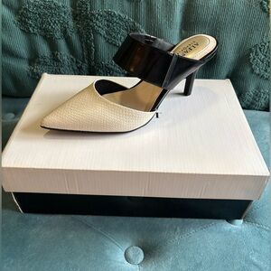 NWT Alfani Black and Cream Pointed Heels
